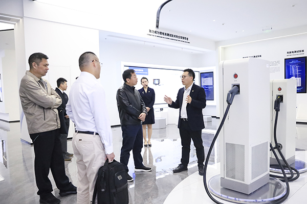 开宝体育股份副董事长、总裁刘作斌向福船集团副总经理李振均一行介绍公司充电产品.jpg